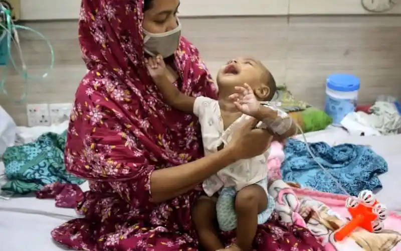 শিশু রোগীর চিকিৎসা নিচ্ছেন মা, হাসপাতালে চিকিৎসা কেন্দ্র. Channel i News - চ্যানেল আই নিউজ