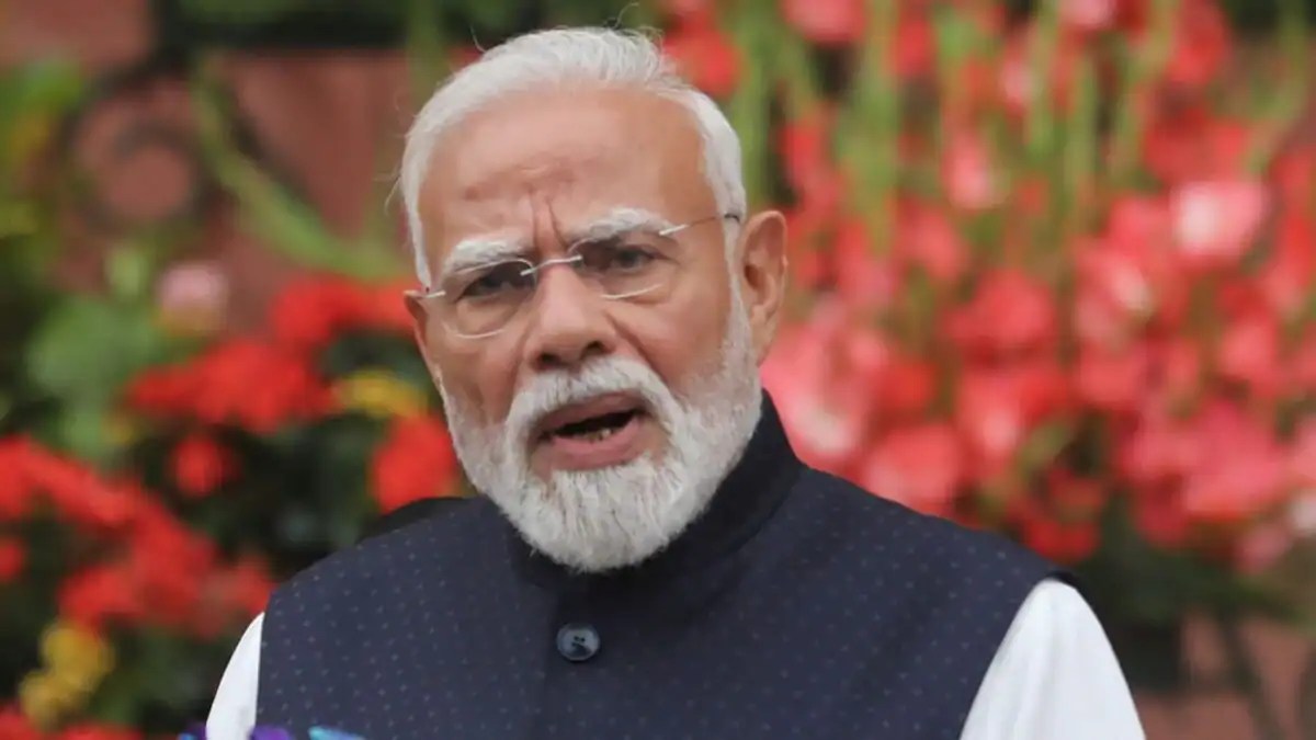 নরেন্দ্র মোদি বক্তৃতা দিচ্ছেন, পটভূমিতে ফুলের বাগান. Channel i News - চ্যানেল আই নিউজ