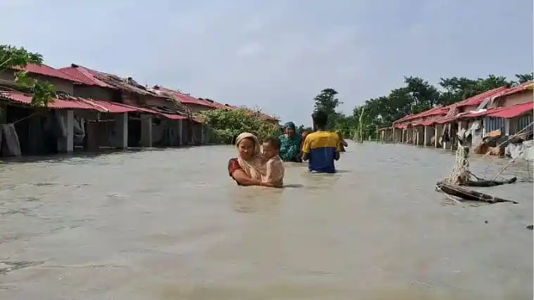 মনপুরার কলোনিতে জোয়ারের পানিতে ভাসছে বাসিন্দারা, টিনের চালে আশ্রয়. Channel i News - চ্যানেল আই নিউজ