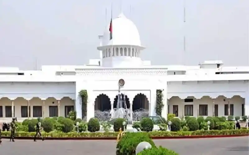 বাংলাদেশের রাষ্ট্রপতির ভবনের সামনে সুন্দর উদ্যান ও ফোয়ারা. Channel i News - চ্যানেল আই নিউজ