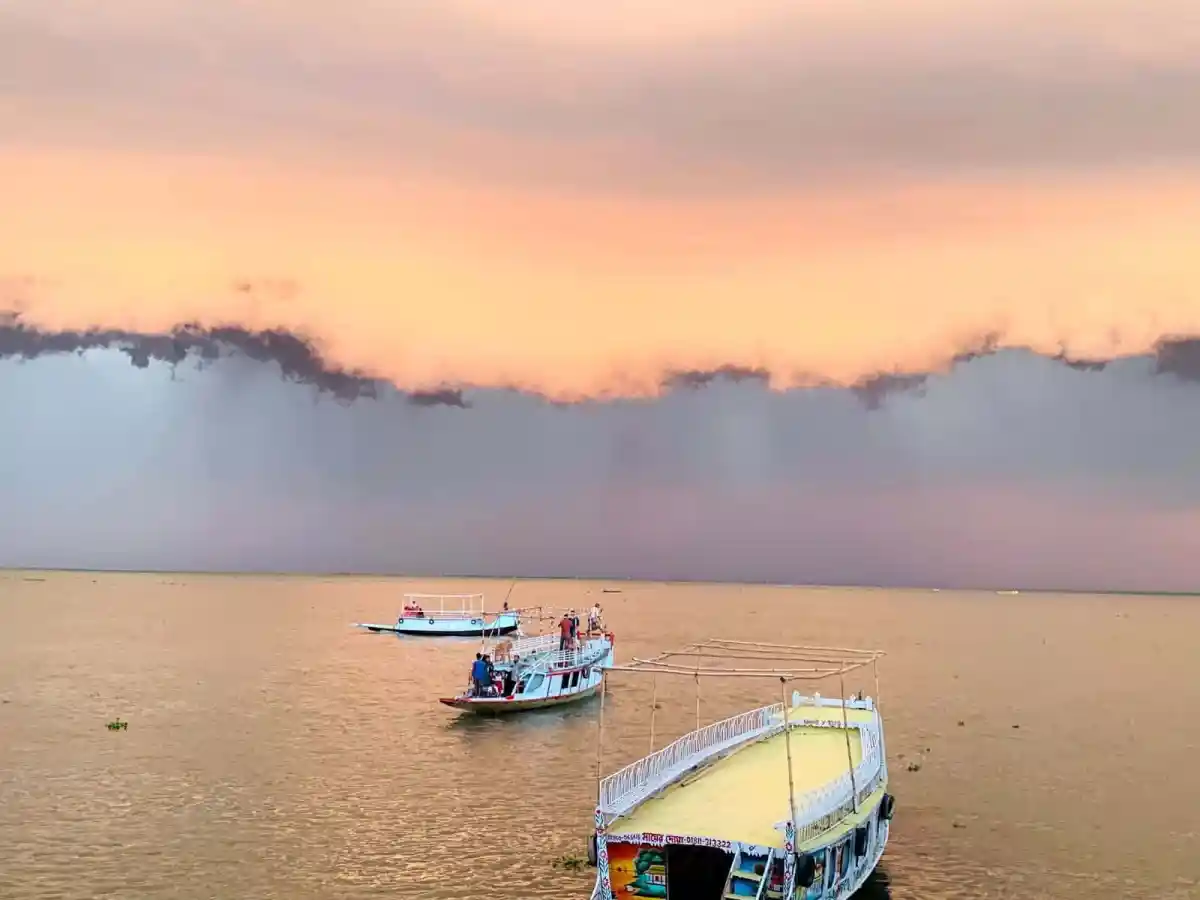 নদীতে পর্যটকদের নৌকা ভ্রমণ, নিকলী হাওরে সুন্দর সূর্যাস্তের দৃশ্য. Channel i News - চ্যানেল আই নিউজ
