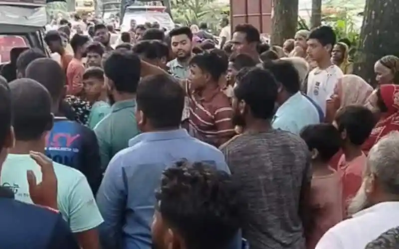 দুর্ঘটনায় নিহত মা-ছেলে ও আহত বাবা নিয়ে মানুষের সমাগম. Channel i News - চ্যানেল আই নিউজ