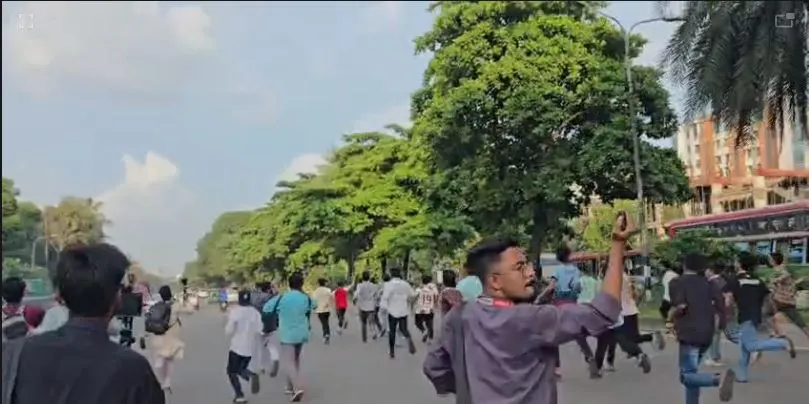 সন্ধ্যা ৬টার মধ্যে শিক্ষামন্ত্রীর পদত্যাগের দাবিতে সংসদ অভিমুখে শিক্ষার্থীরা