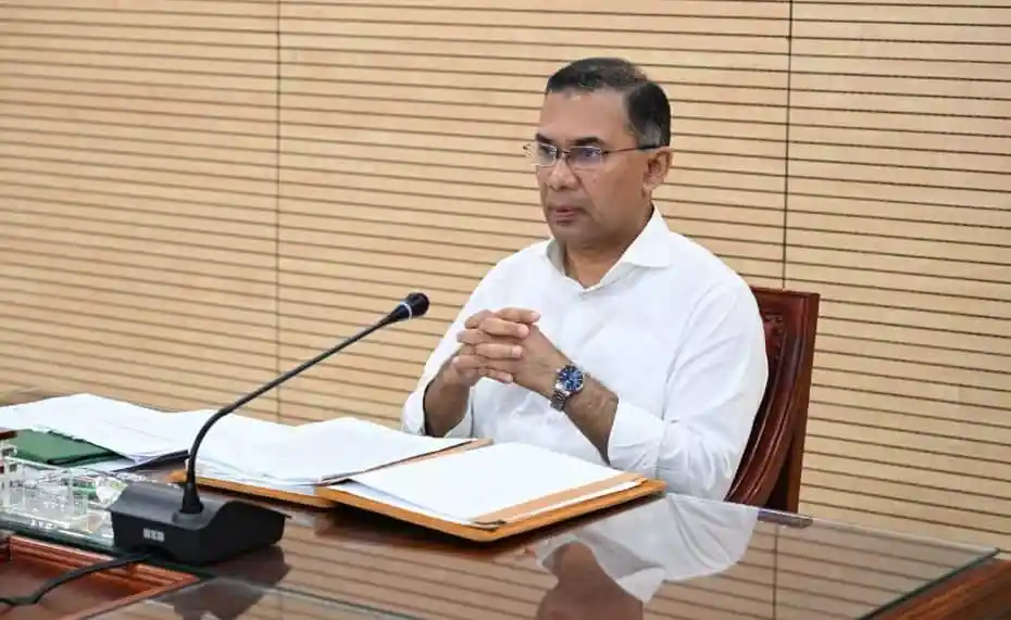 অফিসে বসে আলোচনা করছেন একজন ব্যক্তি, পেছনে কাঠের দেয়াল।. Channel i News - চ্যানেল আই নিউজ