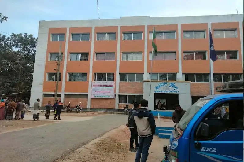 দিনাজপুরে সরকারি ভবন, জনতা ও পুলিশ সদস্যরা উপস্থিত. Channel i News - চ্যানেল আই নিউজ