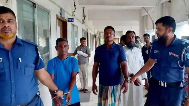 টাঙ্গাইলে নারীকে সংঘবদ্ধ ধর্ষণের মামলার তিন আসামি আদালত ভবনে. Channel i News - চ্যানেল আই নিউজ