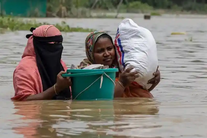 বন্যার পানিতে ত্রাণ সংগ্রহে নারী ও শিশু, বাংলাদেশ. Channel i News - চ্যানেল আই নিউজ
