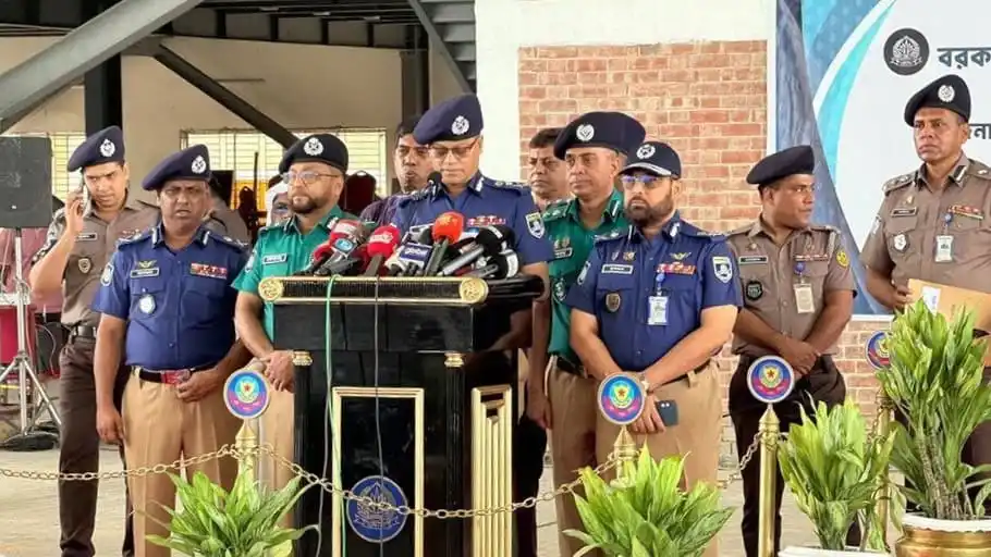 পূর্বাচলে পুলিশ ও আইনশৃঙ্খলা বাহিনী একত্রিতভাবে নিরাপত্তা কার্যক্রম পরিচালনা করছে. Channel i News - চ্যানেল আই নিউজ
