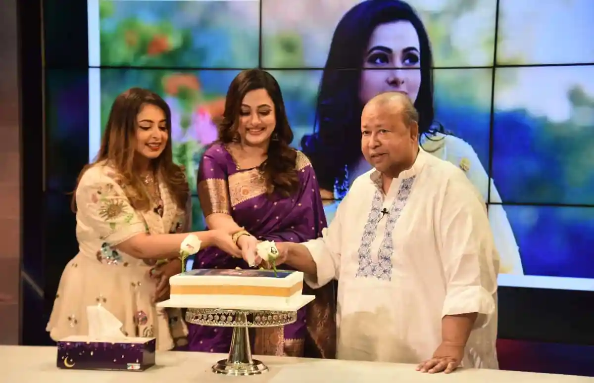 পূর্ণিমা, তারকা ও অতিথিরা জন্মদিনের কেক কাটছেন. Channel i News - চ্যানেল আই নিউজ