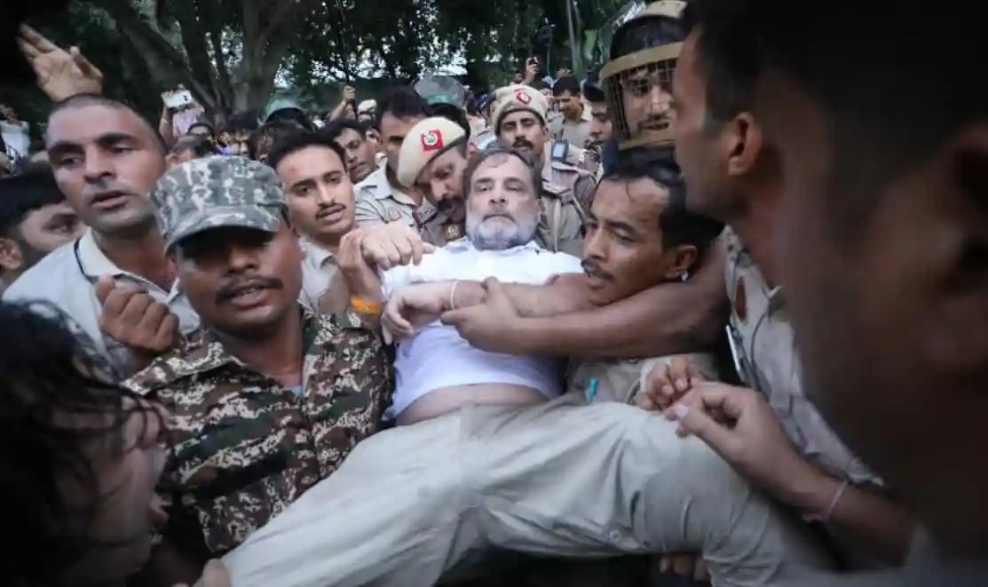 রাহুল গান্ধী ও প্রিয়াঙ্কা গান্ধী আটক, মোদির বাসভবনের সামনে. Channel i News - চ্যানেল আই নিউজ