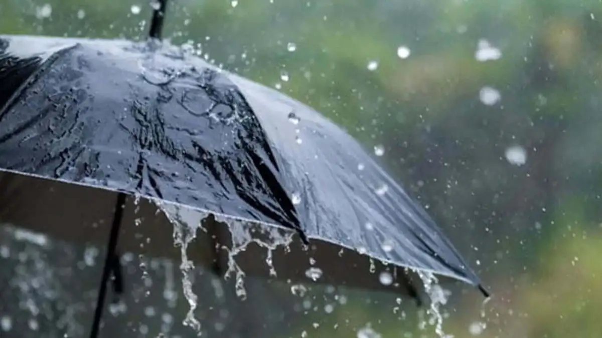 বজ্রবৃষ্টির সময় ছাতা ব্যবহার করে মানুষ. Channel i News - চ্যানেল আই নিউজ