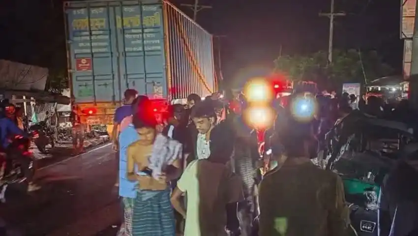 ঝালকাঠির রাজাপুরে বাস-সিএনজির মুখোমুখি সংঘর্ষের দৃশ্য. Channel i News - চ্যানেল আই নিউজ