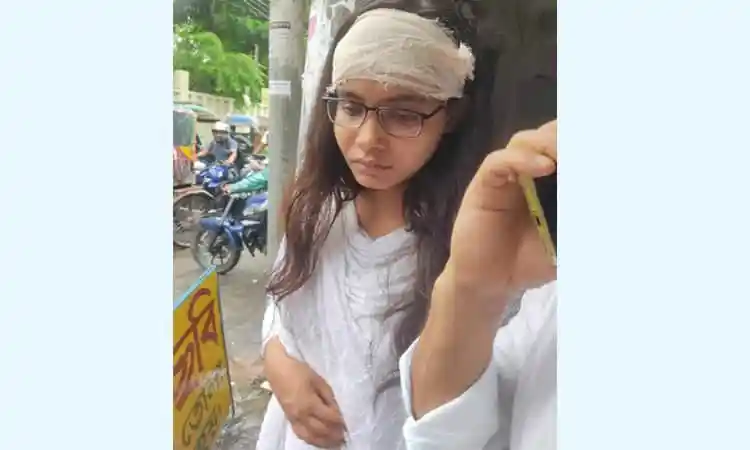 আদালত থেকে বের হওয়া নারী আইনজীবী মাথা ফাটিয়ে আঘাত পেয়েছেন. Channel i News - চ্যানেল আই নিউজ