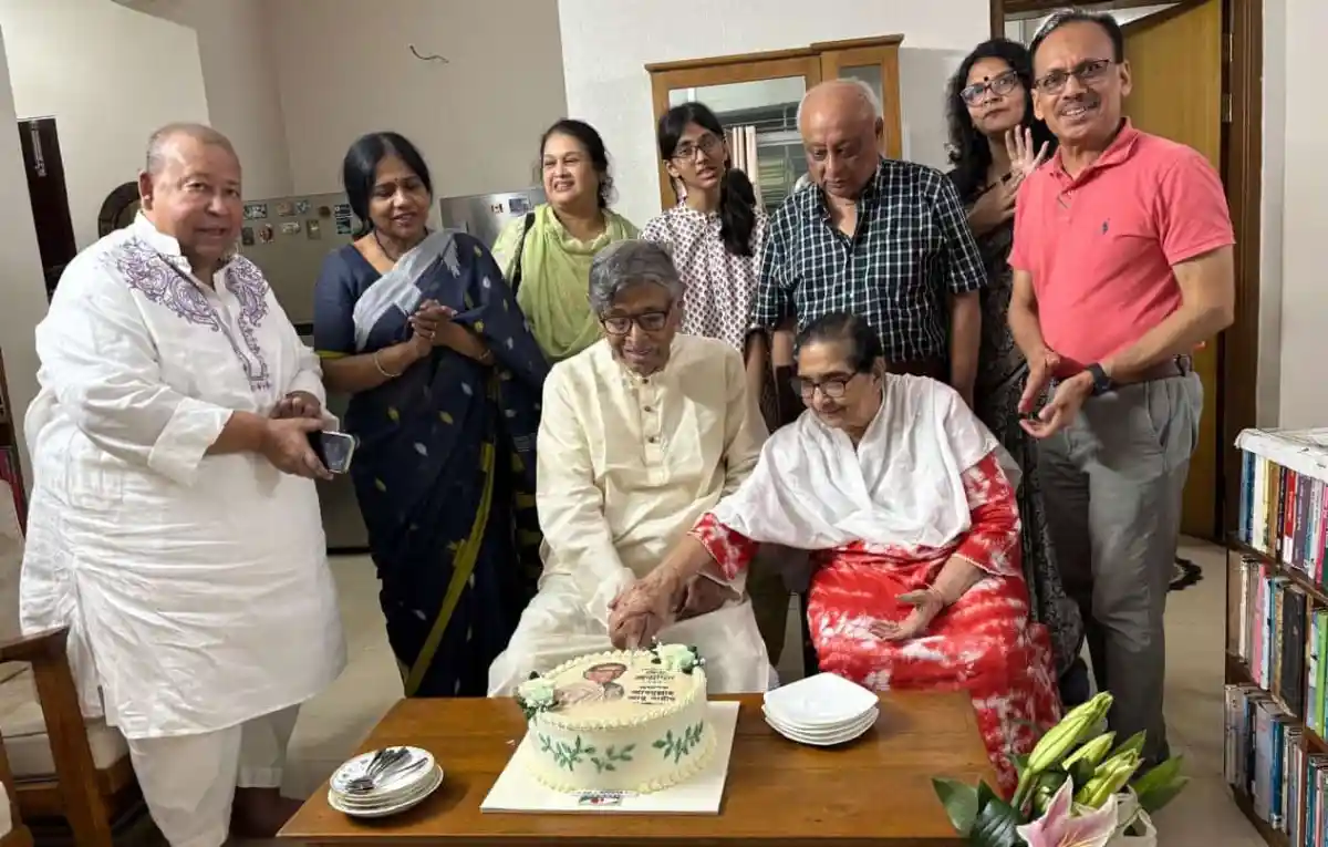 আবদুল্লাহ আবু সায়ীদ জন্মদিনে পরিবারের সাথে শুভেচ্ছা গ্রহণ করছেন. Channel i News - চ্যানেল আই নিউজ
