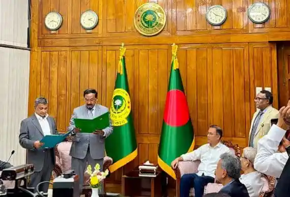 সরোয়ার আলমগীর সংসদে শপথ গ্রহণ করছেন, পাশে বাংলাদেশ ও সংসদ পতাকা. Channel i News - চ্যানেল আই নিউজ