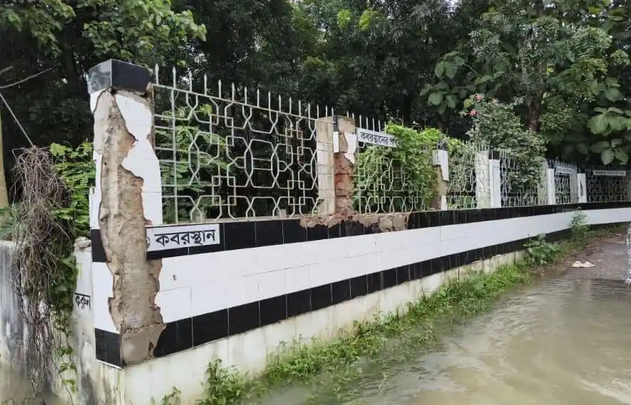 বন্যার মধ্যে কবরস্থানের দেয়াল ভাঙচুরের ছবি, চ্যানেল আই অনলাইন. Channel i News - চ্যানেল আই নিউজ