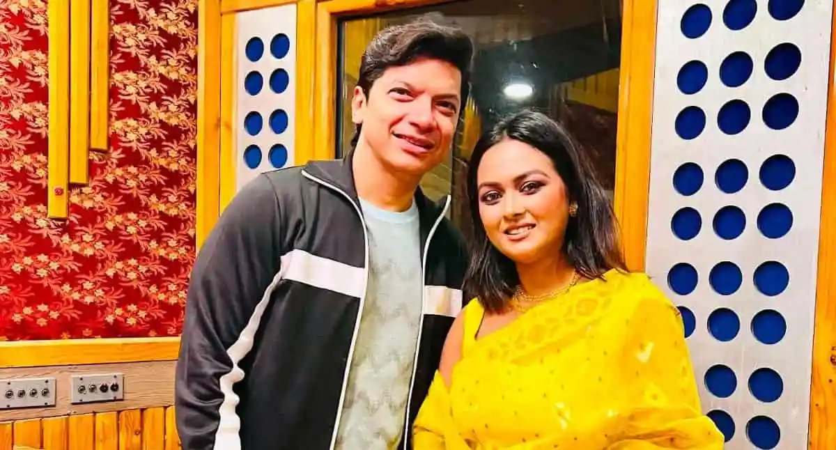 দুটি মানুষ হাসিমুখে ক্যামেরার জন্য পোজ দিচ্ছেন. Channel i News - চ্যানেল আই নিউজ
