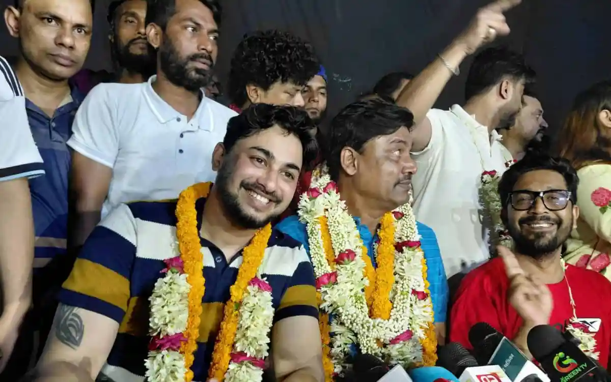 শিল্পী সমিতির নির্বাচনে বিজয়ী প্রার্থীরা ফুলেল শুভেচ্ছা গ্রহণ করছেন. Channel i News - চ্যানেল আই নিউজ