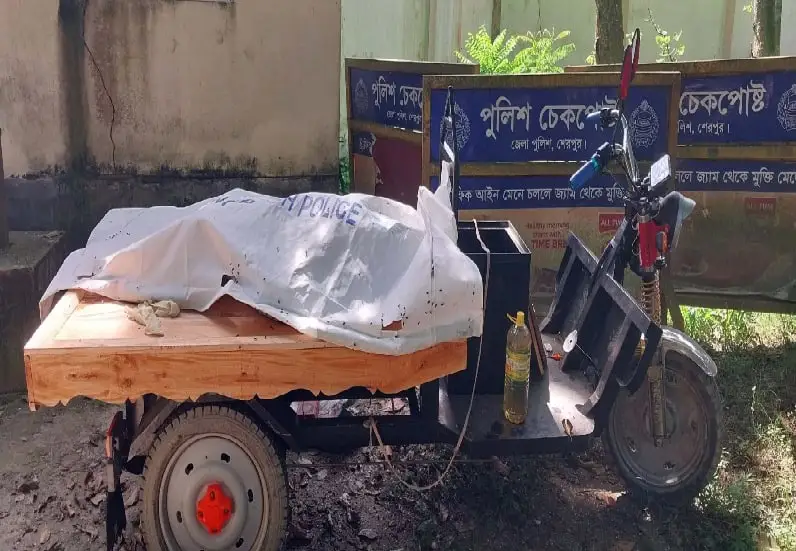 অপরাধের স্থান, মৃতদেহের জন্য কাফন ও পুলিশি সাইন বোর্ড দেখা যাচ্ছে. Channel i News - চ্যানেল আই নিউজ