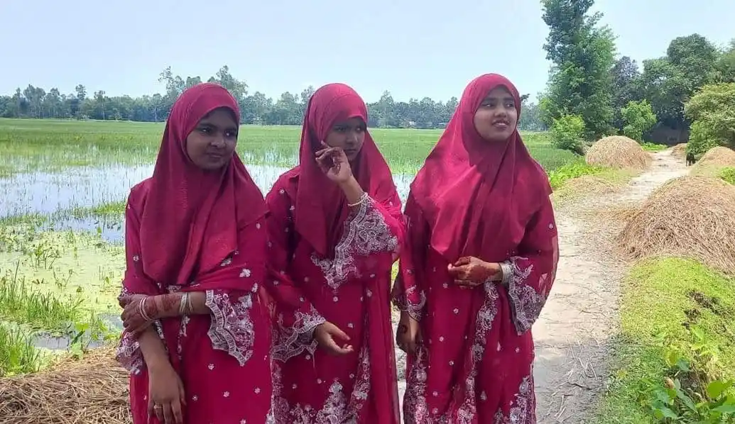 তিন জমজ বোনের ট্যালেন্টপুল বৃত্তির ছবি, বাংলার গ্রামীণ পরিবেশে. Channel i News - চ্যানেল আই নিউজ