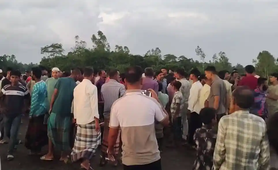 নিহতদের জন্য শোক প্রকাশ করছে জনতা, তিনটি মোটরসাইকেলের মুখোমুখি সংঘর্ষের ঘটনাস্থল. Channel i News - চ্যানেল আই নিউজ