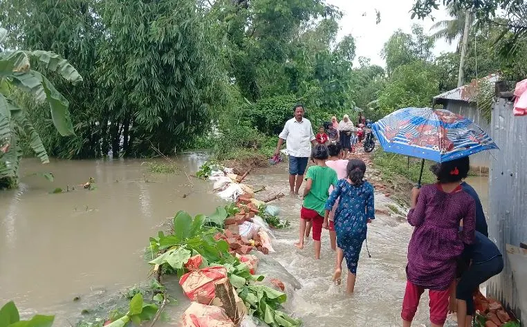 বন্যার পানিতে চকরিয়া ও মাতামুহুরীতে দুই শিশুর মৃত্যু, মানুষজন পানিতে হাঁটছেন. Channel i News - চ্যানেল আই নিউজ