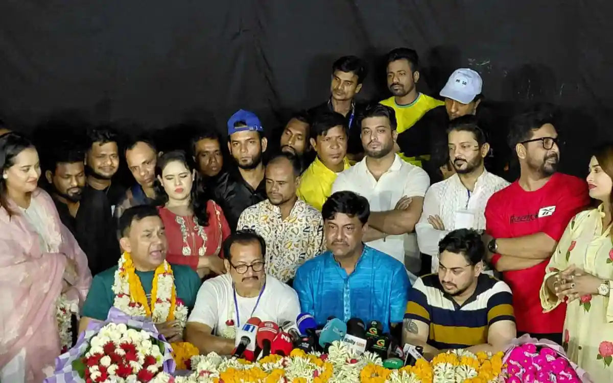 শিল্পী সমিতির নেতারা সংবাদ সম্মেলনে বক্তব্য দিচ্ছেন. Channel i News - চ্যানেল আই নিউজ
