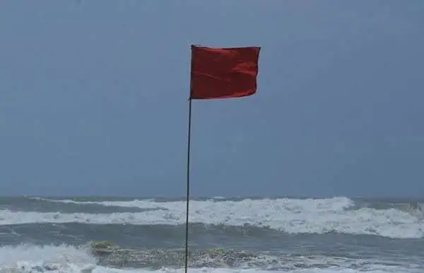 সমুদ্রের মধ্যে লাল পতাকা উড়ছে, ঝড়ো বাতাস ও ঢেউয়ের দৃশ্য. Channel i News - চ্যানেল আই নিউজ