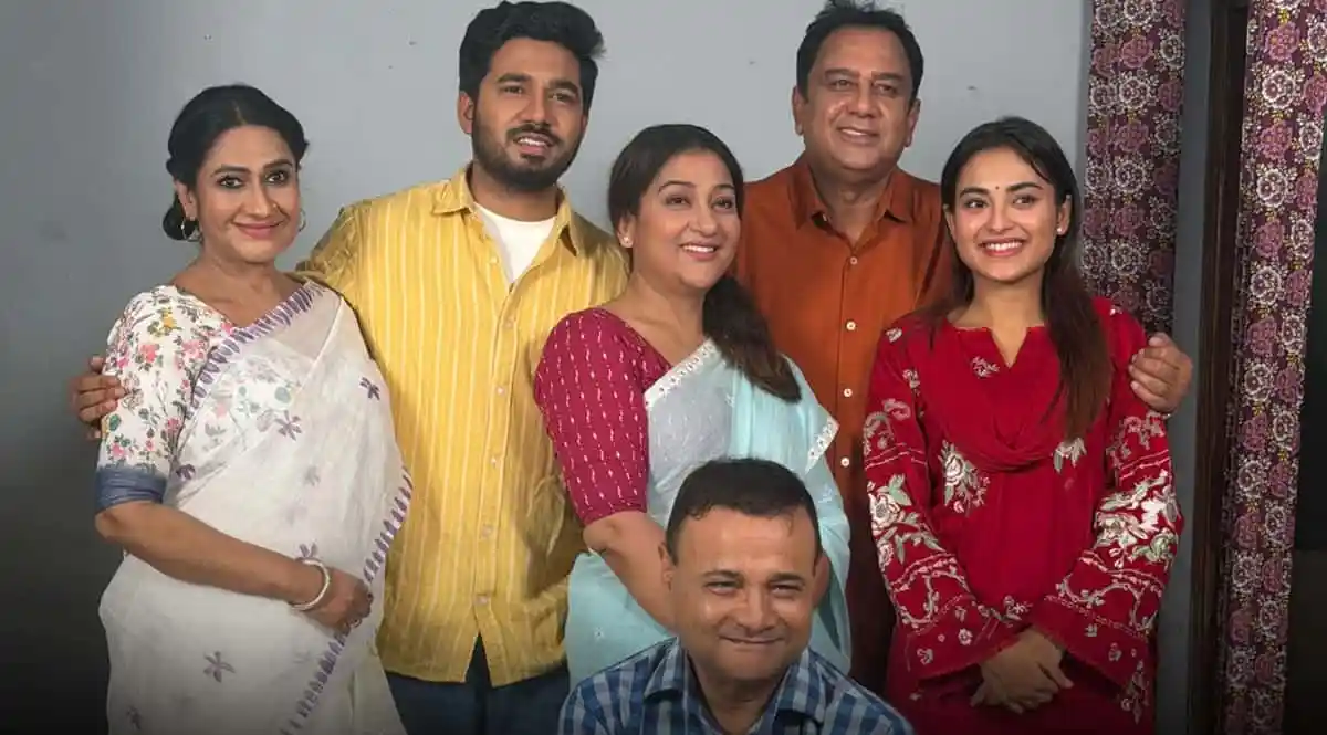 একটি বাংলাদেশি পরিবার একসাথে হাসিমুখে ছবি তুলছে. Channel i News - চ্যানেল আই নিউজ
