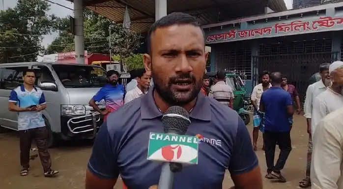 জনপ্রতিনিধি ও স্থানীয়রা গ্যাসের দাবিতে জামালপুরে সড়ক অবরোধ করছেন. Channel i News - চ্যানেল আই নিউজ