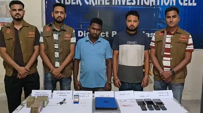 যশোরে ধরা পড়া প্রতারক চক্রের সদস্যদের ছবি. Channel i News - চ্যানেল আই নিউজ