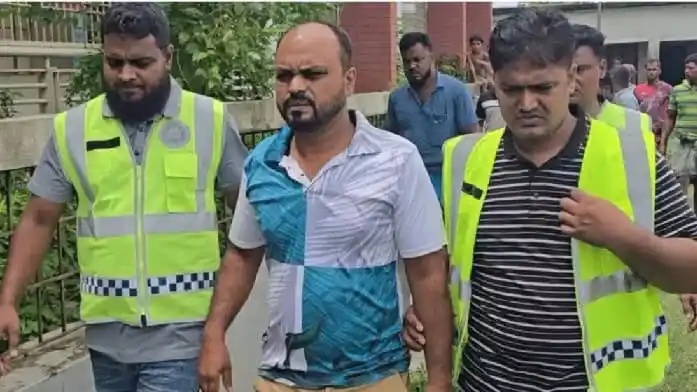 আটক ব্যক্তিকে গণপিটুনির পর পুলিশে হস্তান্তর করা হচ্ছে. Channel i News - চ্যানেল আই নিউজ