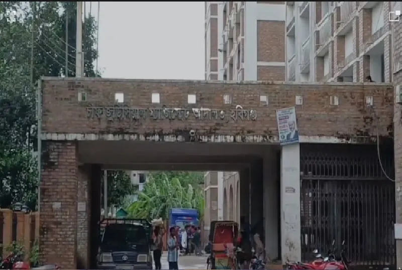 ঢাকা বিশ্ববিদ্যালয়ের মূল প্রবেশদ্বার, ছাত্র ও কর্মচারীদের জন্য।. Channel i News - চ্যানেল আই নিউজ