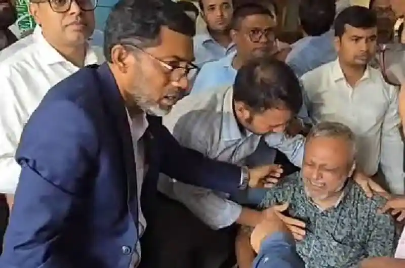 ব্যাংকে রাখা টাকা তুলতে না পেরে বিক্ষোভ, ‘মা মারা যাচ্ছে, আমি চিকিৎসা করাতে পারছি না’