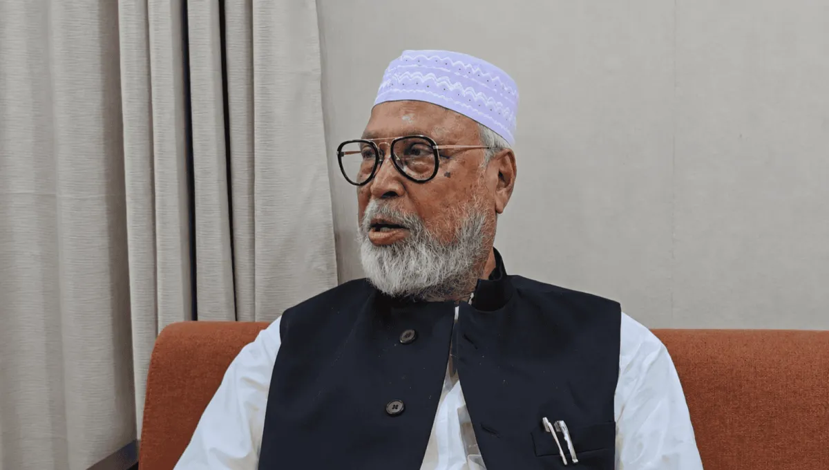 নেতা কাদের সিদ্দিকী একান্ত সাক্ষাৎকারে বসে আছেন. Channel i News - চ্যানেল আই নিউজ