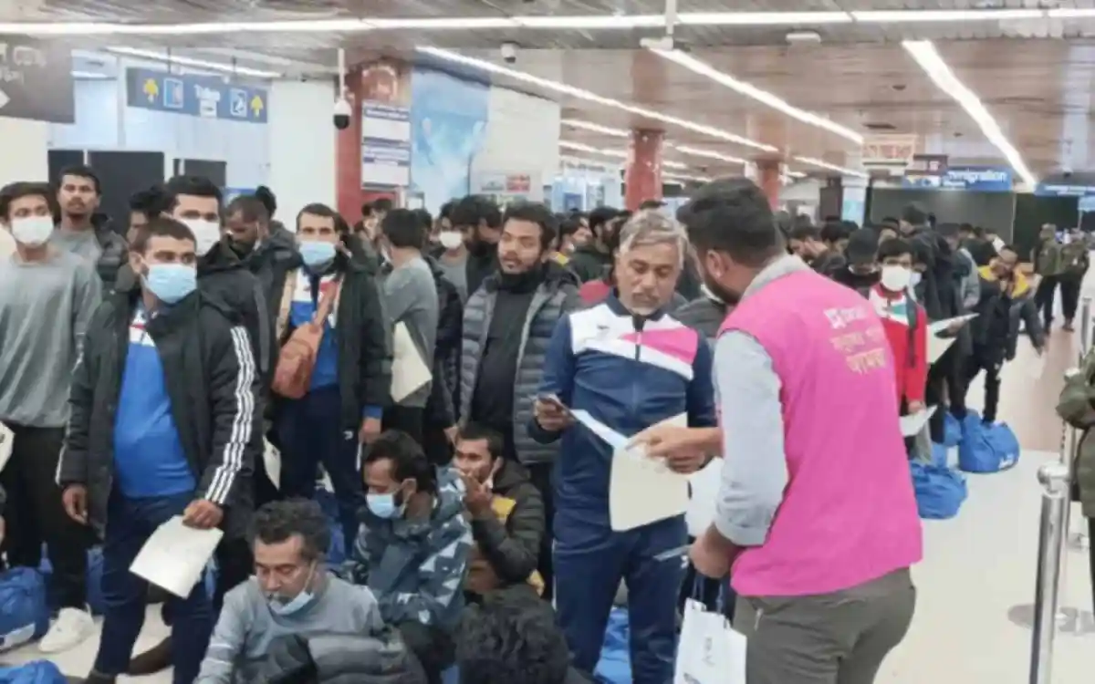বাংলাদেশি অভিবাসীরা লিবিয়া থেকে ফিরছে, বিমানবন্দরে অপেক্ষমাণ. Channel i News - চ্যানেল আই নিউজ