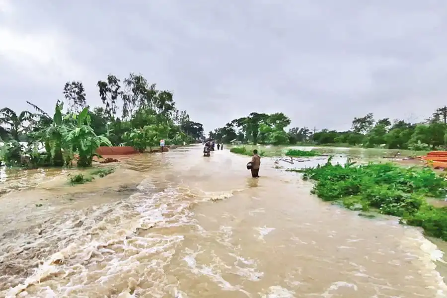 বন্যার কারণে জলাবদ্ধতা ও নদীর পানি বৃদ্ধি, মানুষ ও যানবাহন চলাচল ব্যাহত. Channel i News - চ্যানেল আই নিউজ
