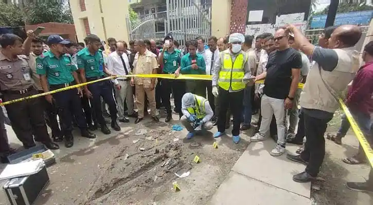বরিশাল আদালত চত্বরে বিস্ফোরণের স্থান, পুলিশ ও প্রত্যক্ষদর্শীরা উপস্থিত. Channel i News - চ্যানেল আই নিউজ