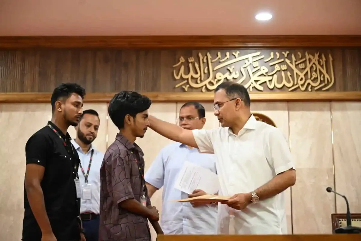 প্রধানমন্ত্রী যুবকদের হাতে চাকরি পত্র তুলে দিচ্ছেন. Channel i News - চ্যানেল আই নিউজ