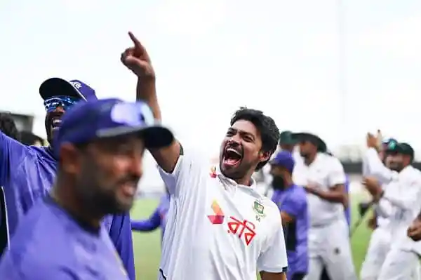 বাংলাদেশ ক্রিকেট দলের খেলোয়াড়রা জয় উদযাপন করছে. Channel i News - চ্যানেল আই নিউজ