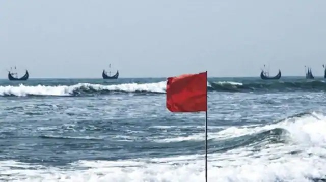 বন্দরে ঝড়ো হাওয়ার আশঙ্কায় লাল পতাকা উত্তোলন করা হয়েছে. Channel i News - চ্যানেল আই নিউজ