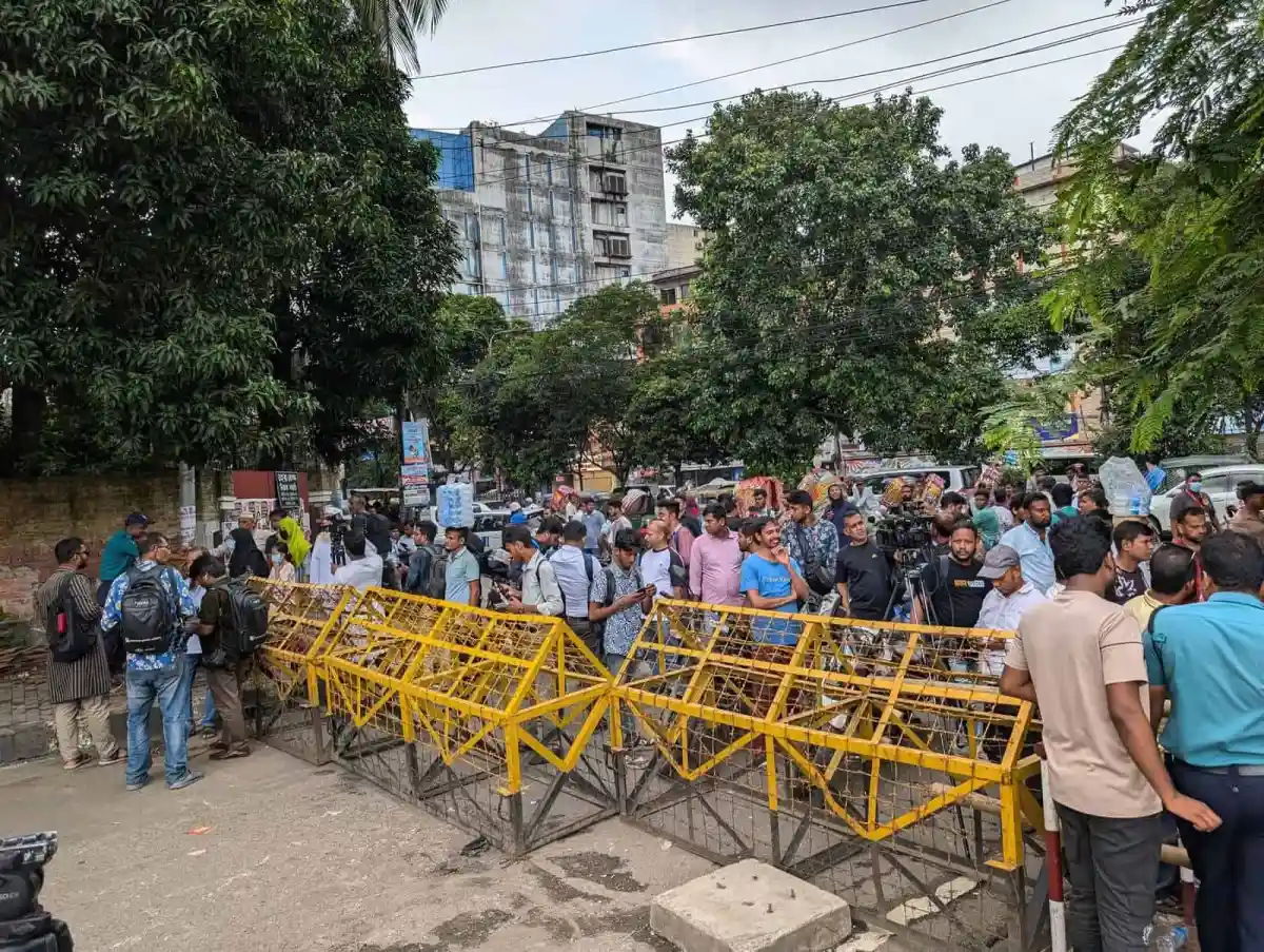 ধানমন্ডি-৩২ নম্বরে জনসমাগম ও পুলিশি উপস্থিতি. Channel i News - চ্যানেল আই নিউজ
