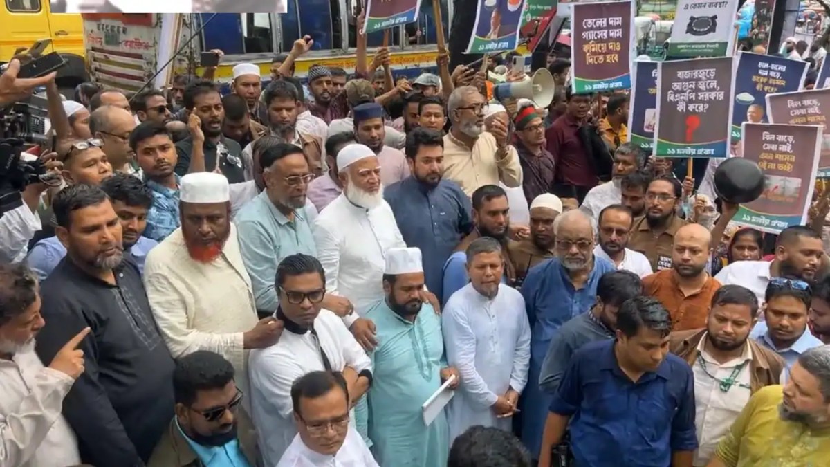 বাংলাদেশের বিভিন্ন দলীয় নেতা ও কর্মীরা পদযাত্রায় অংশগ্রহণ করছে. Channel i News - চ্যানেল আই নিউজ