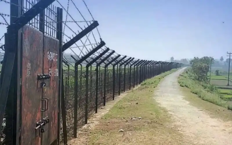 সীমান্তের বেড়া ও পাথুরে পথ, নিরাপত্তা ব্যবস্থা দৃশ্যমান. Channel i News - চ্যানেল আই নিউজ