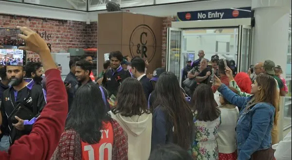 বাংলাদেশ ক্রিকেট দল ম্যাকাইতে পৌঁছেছে, জয়ের উদযাপন করছে ভক্তরা. Channel i News - চ্যানেল আই নিউজ