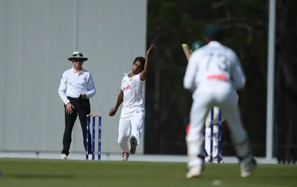 বাংলাদেশের ক্রিকেটাররা মাঠে বল করে, আম্পায়ার ও দর্শকরা উপস্থিত. Channel i News - চ্যানেল আই নিউজ
