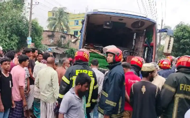 বগুড়ায় বাসের চাপায় শ্রমিক নিহতের ঘটনা, উদ্ধার কাজ চলছে. Channel i News - চ্যানেল আই নিউজ