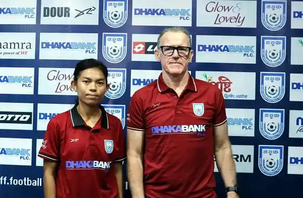 বাংলাদেশ ফুটবল দলের খেলোয়াড় ও কোচ ছবি, ডান পাশে কোচ, বাম পাশে খেলোয়াড়. Channel i News - চ্যানেল আই নিউজ