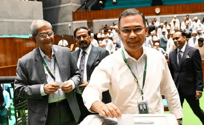 প্রধানমন্ত্রী ভোট কেন্দ্রে ভোট দিচ্ছেন, সঙ্গে অন্য কর্মকর্তারা. Channel i News - চ্যানেল আই নিউজ