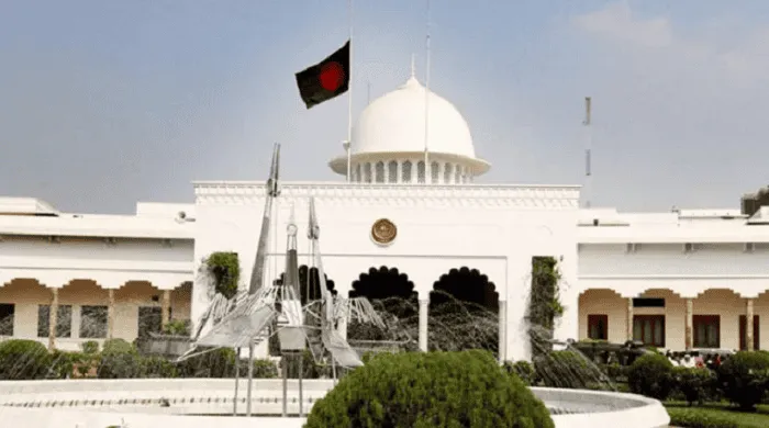 রাষ্ট্রপতি ভবনের সামনে জাতীয় পতাকা উড়ছে, শান্তিপূর্ণ পরিবেশ. Channel i News - চ্যানেল আই নিউজ